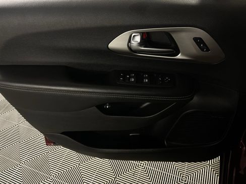 Used 2021 Chrysler Pacifica Limited w/ Uconnect Theater Family Group image 25