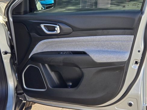 Used 2024 Jeep Compass Latitude image 5