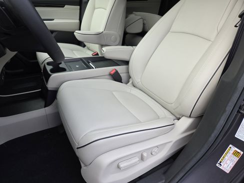 Certified 2025 Honda Odyssey Touring image 31