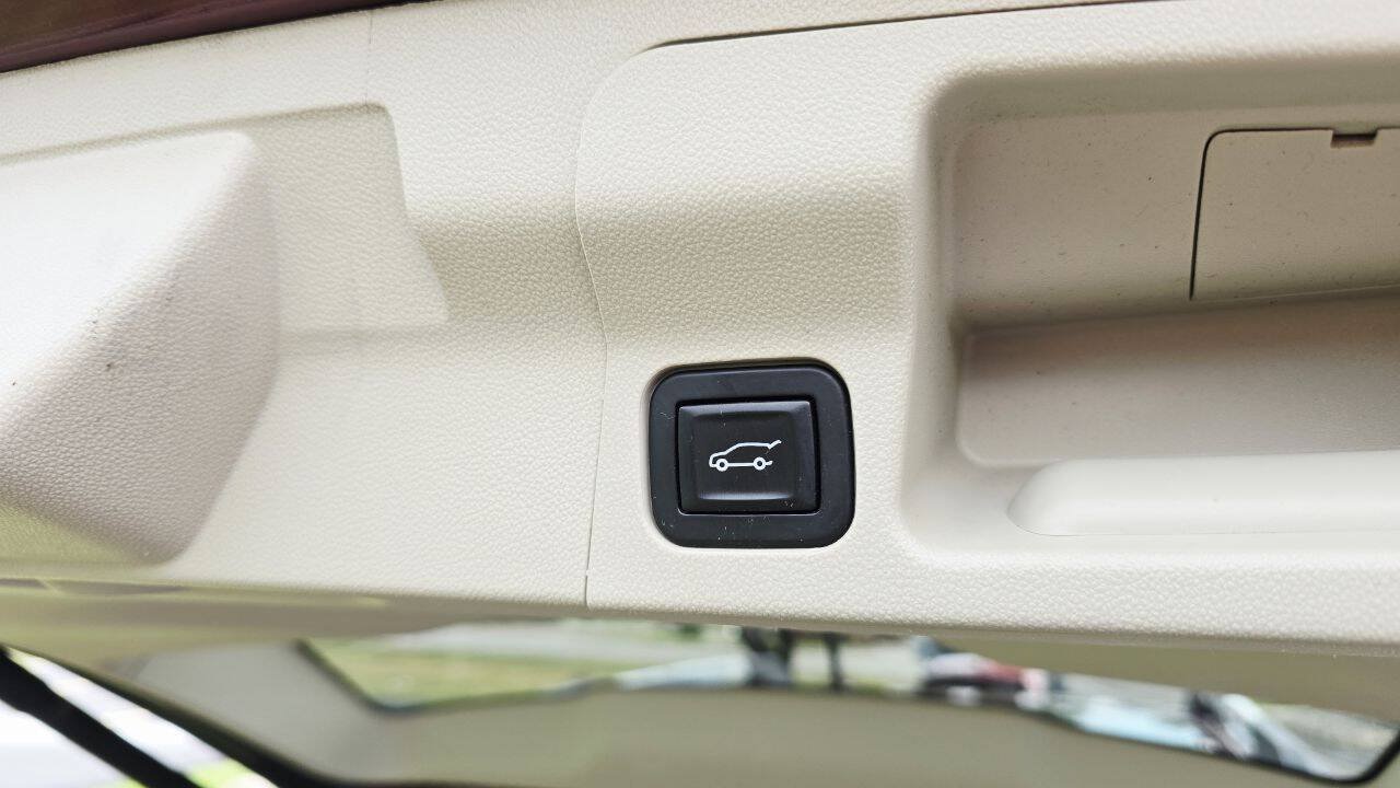 Used 2017 GMC Acadia Denali w/ Technology Package FWD image 14