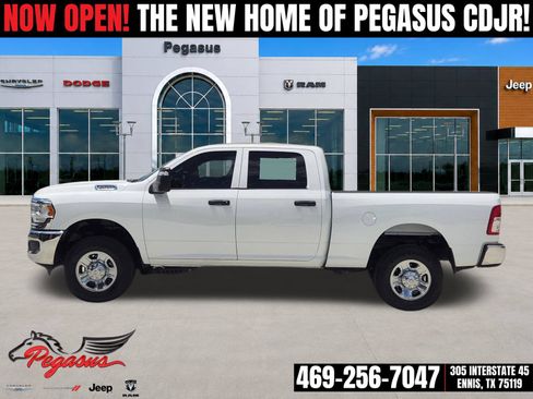 Used 2024 RAM 2500 Tradesman w/ Chrome Appearance Group AWD/4WD image 3