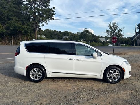 Used 2017 Chrysler Pacifica Touring-L w/ Tire & Wheel Group image 5