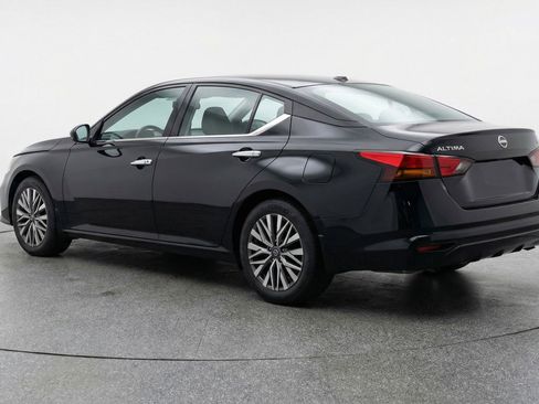 Used 2025 Nissan Altima 2.5 SV image 6