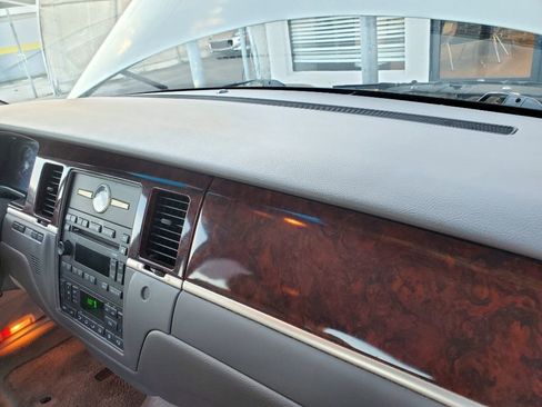 Used 2006 Lincoln Town Car Signature Limited image 33