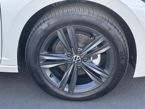 Used 2024 Volkswagen Jetta SE w/ Panoramic Sunroof Package image 12