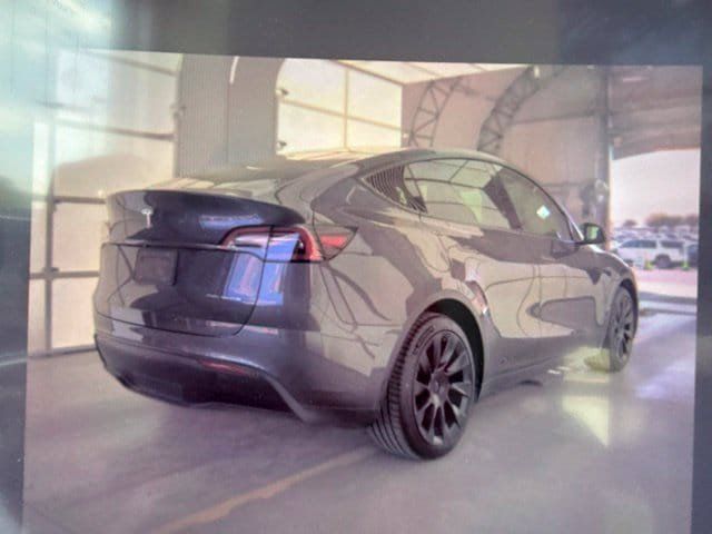 Used 2022 Tesla Model Y Long Range AWD/4WD image 3