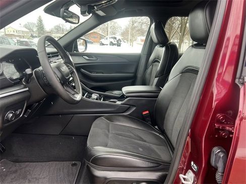 Used 2024 Jeep Grand Cherokee Altitude image 4