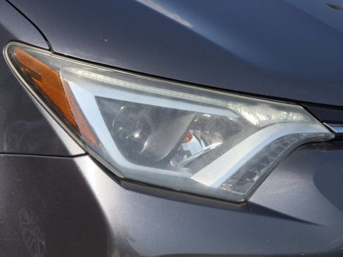 Used 2018 Toyota RAV4 LE FWD image 8