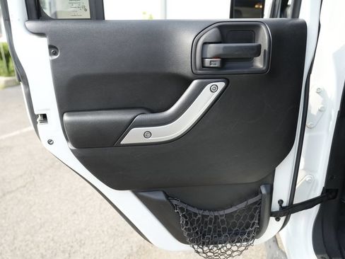 Used 2015 Jeep Wrangler Unlimited Rubicon w/ Connectivity Group AWD/4WD image 24