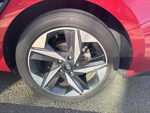 Used 2023 Hyundai Elantra Limited image 12