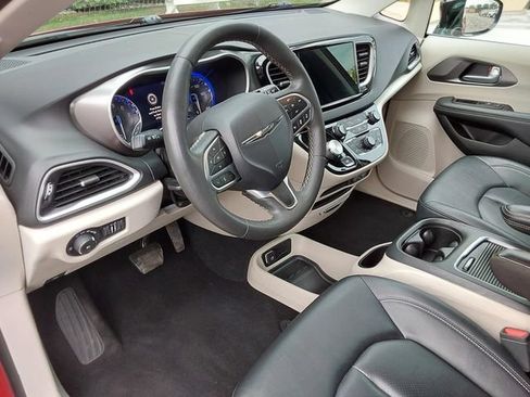 Used 2024 Chrysler Pacifica Touring-L FWD image 23