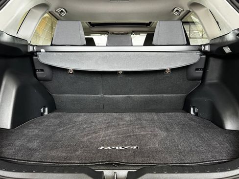 Used 2019 Toyota RAV4 XLE w/ Convenience Package FWD image 8