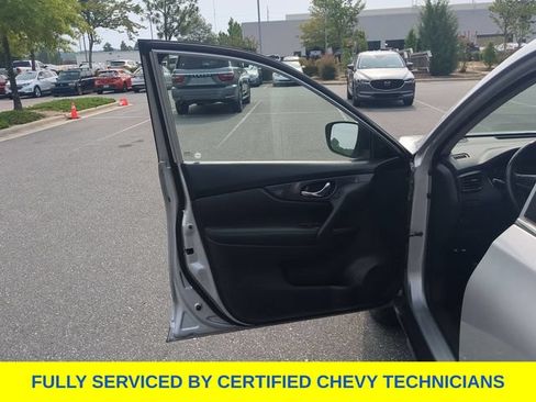 Used 2017 Nissan Rogue SV FWD image 20