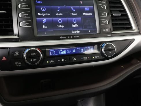 Used 2019 Toyota Highlander XLE w/ Carpet Mat Package (TMS) AWD/4WD image 39