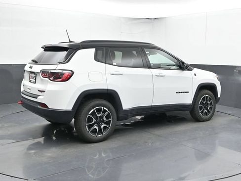 Used 2025 Jeep Compass Trailhawk AWD/4WD image 2