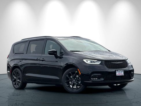 New 2026 Chrysler Pacifica Select w/ S Appearance Package image 2