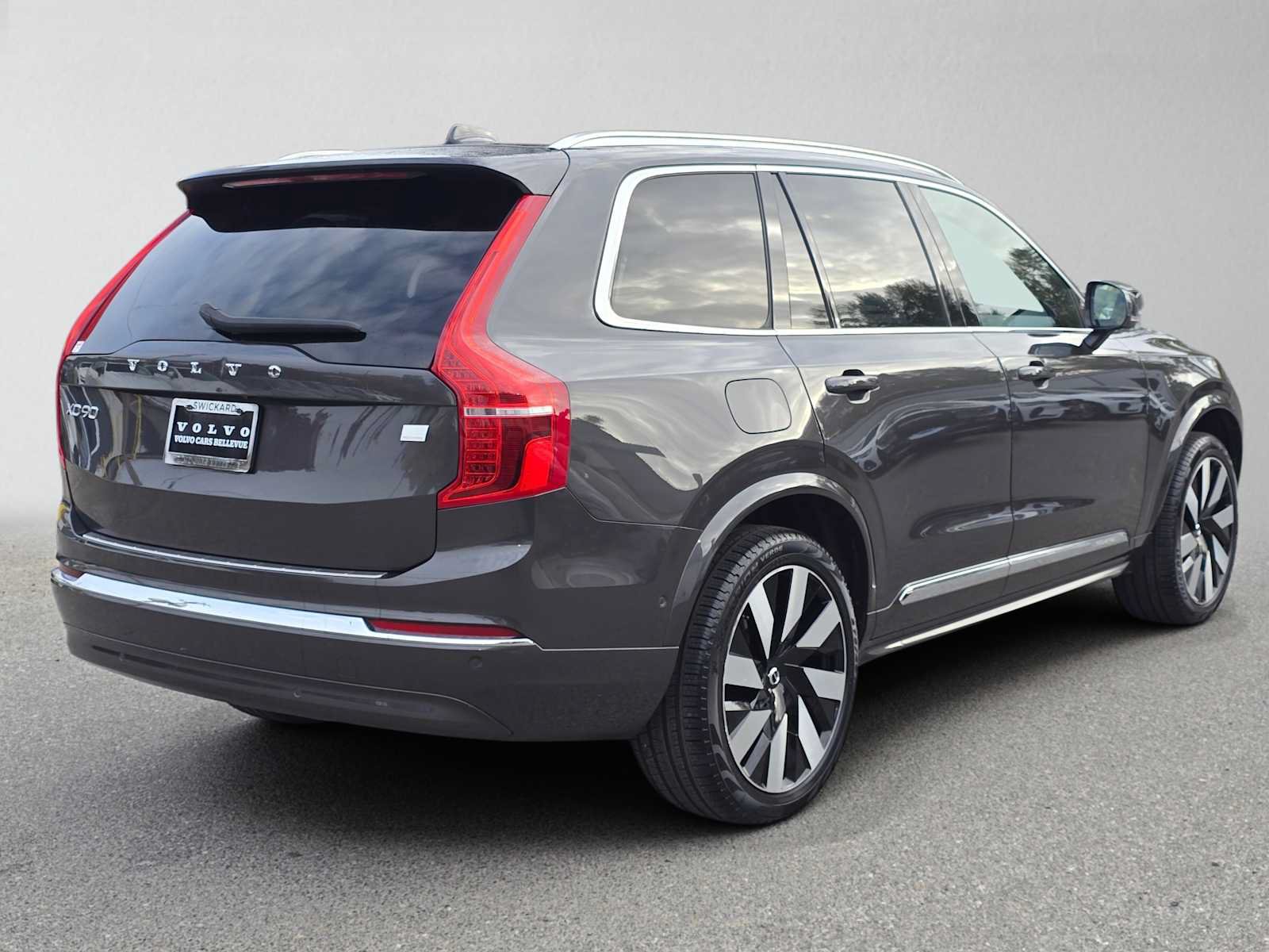 Certified 2024 Volvo XC90 T8 Ultimate w/ Protection Package Premier AWD/4WD image 4