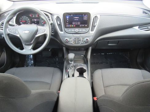 Used 2025 Chevrolet Malibu LT image 3