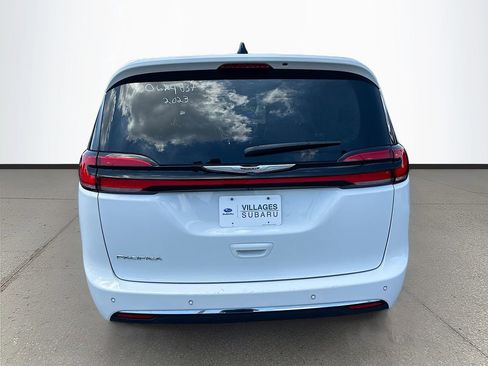 Used 2023 Chrysler Pacifica Touring-L FWD image 6