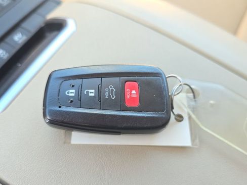 Used 2021 Toyota Highlander XLE FWD image 25