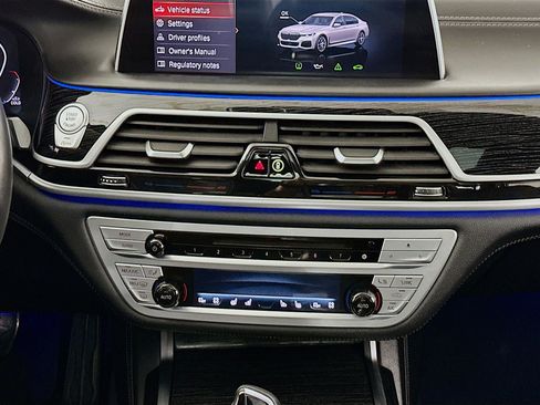 Used 2020 BMW 750i xDrive w/ Executive Package image 13