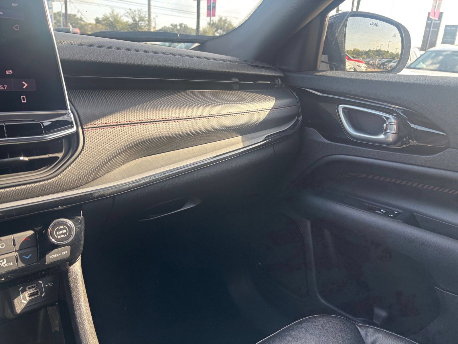 Used 2025 Jeep Compass Trailhawk AWD/4WD image 33