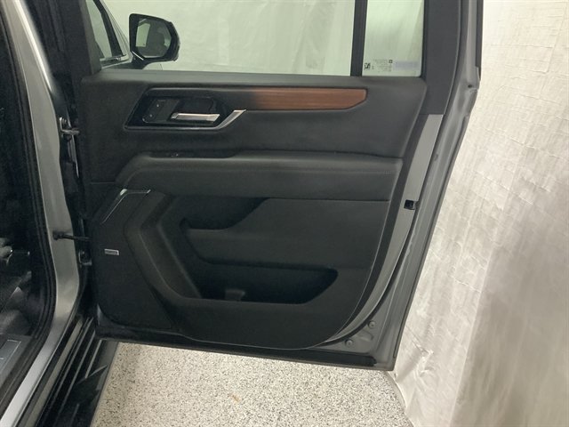 Used 2025 GMC Yukon XL Denali AWD/4WD image 27