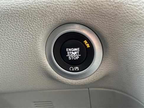 Used 2020 Chrysler Pacifica Limited image 29