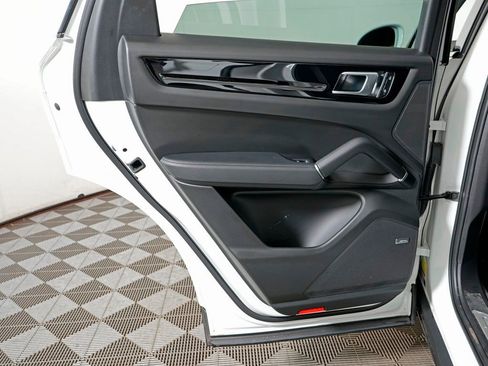Certified 2022 Porsche Cayenne Platinum Edition image 31