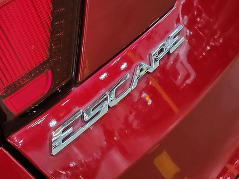 Used 2019 Ford Escape SEL image 25