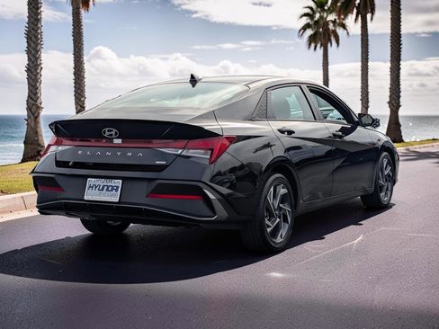 Certified 2025 Hyundai Elantra SEL w/ Cargo Package FWD image 5