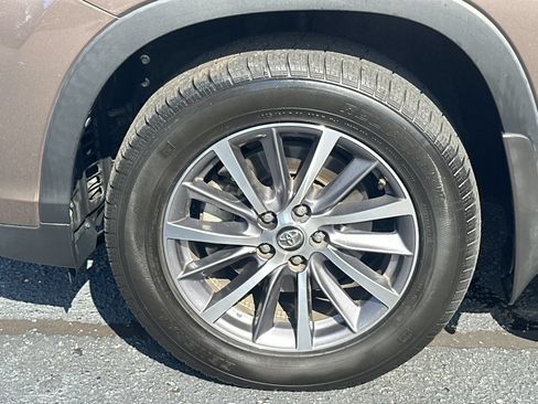 Used 2019 Toyota Highlander XLE FWD image 13
