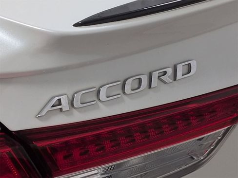 Used 2018 Honda Accord Touring image 13