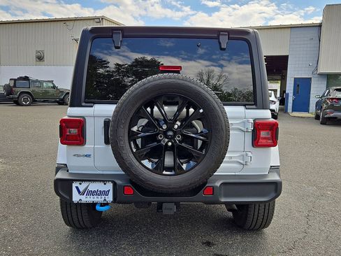 Used 2023 Jeep Wrangler Unlimited Sahara w/ Dual Top Group AWD/4WD image 28