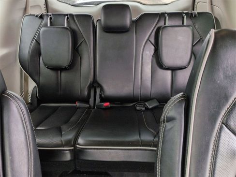 Used 2023 Chrysler Pacifica Limited image 35