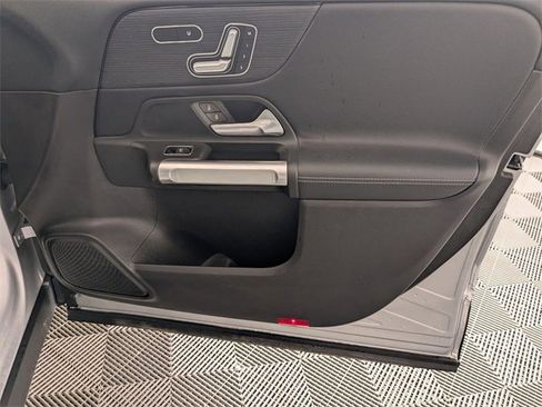 Used 2020 Mercedes-Benz GLB 250 GLB 250 image 34