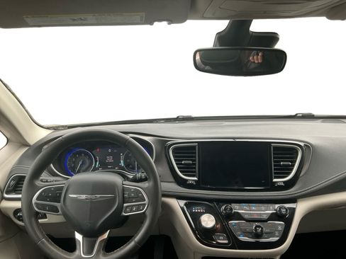 Used 2024 Chrysler Pacifica Touring-L FWD image 10