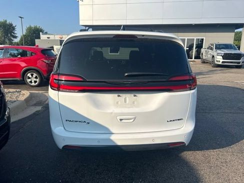 Used 2025 Chrysler Pacifica Limited FWD image 3
