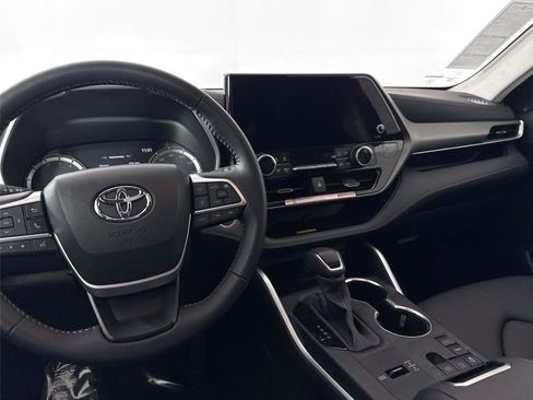 Certified 2025 Toyota Highlander XLE image 33