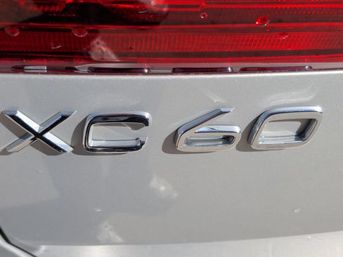 Used 2025 Volvo XC60 B5 Plus image 13