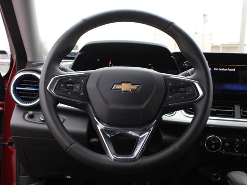 Used 2025 Chevrolet Trax LT w/ LT Convenience Package image 10