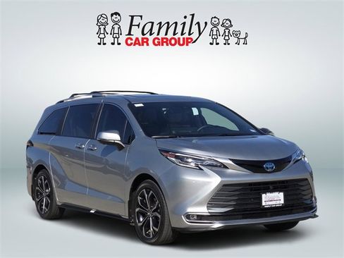 Used 2025 Toyota Sienna Platinum image 2