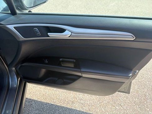 Used 2017 Ford Fusion SE FWD image 16
