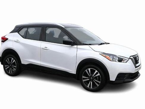 Used 2018 Nissan Kicks SV image 3