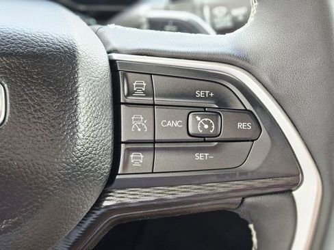 Used 2025 Jeep Grand Cherokee Altitude image 18