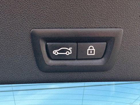 Used 2022 BMW X6 xDrive40i w/ M Sport Package image 52