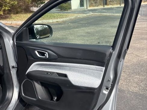 Used 2023 Jeep Compass Sport image 38