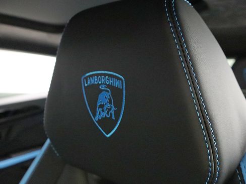Used 2025 Lamborghini Urus SE AWD/4WD image 33