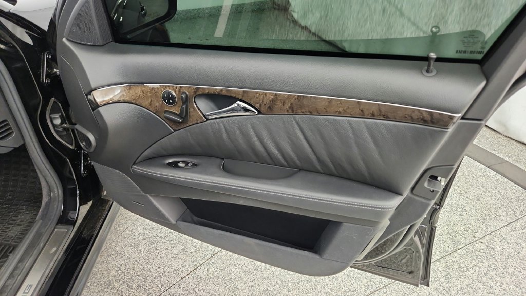 Used 2005 Mercedes-Benz E 55 AMG Sedan image 28