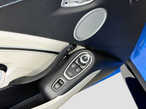 Used 2021 Aston Martin V8 Vantage Roadster RWD image 18